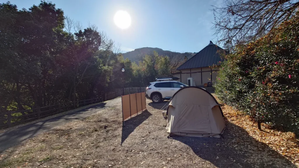里山VILLAGE四季彩館キャンプ場ソロデュオエリアテントと陣幕mini