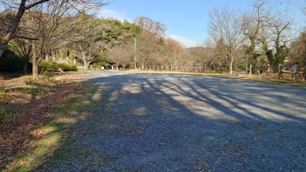 里山VILLAGE四季彩館キャンプ場BBQエリア駐車場
