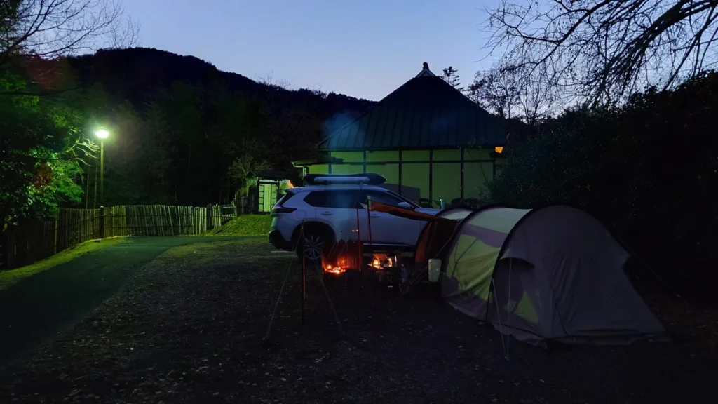 里山VILLAGE四季彩館キャンプ場ソロデュオエリアの日暮れ