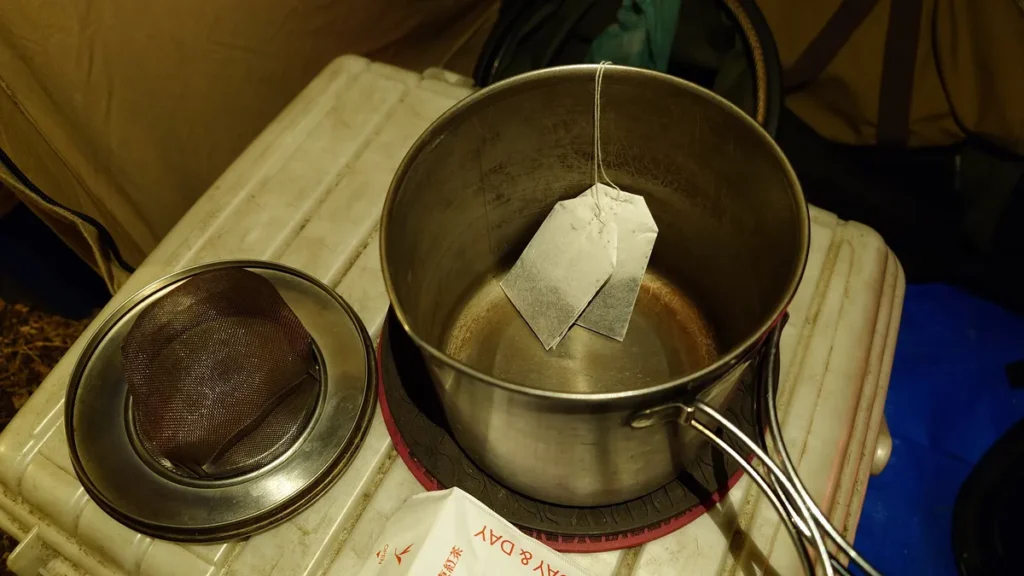 紅茶を入れるところ