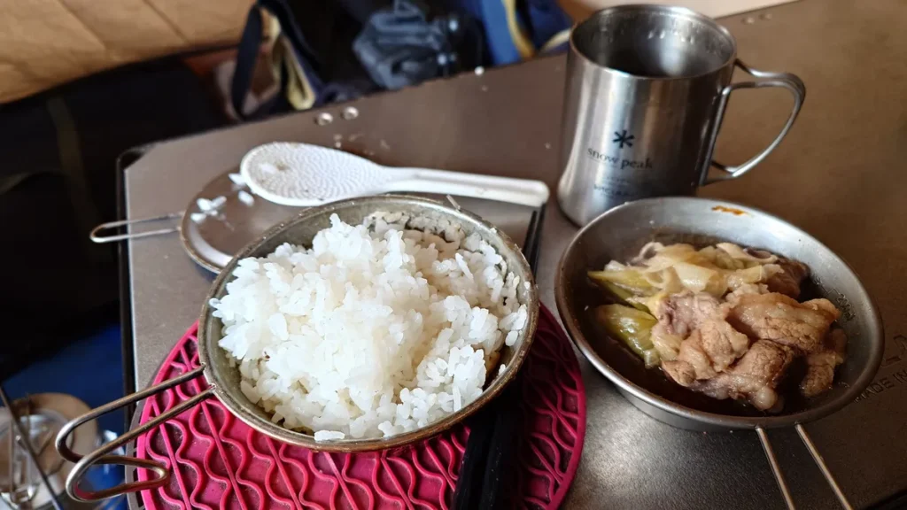 シェラカップで炊いたごはんと鍋の残り