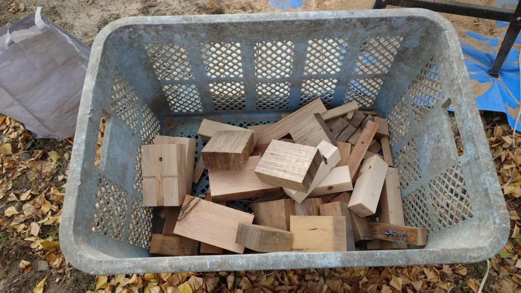 建築廃材を利用した薪、端材