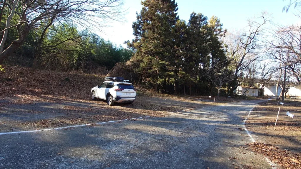 武甲キャンプ場林間サイト土手側エリア