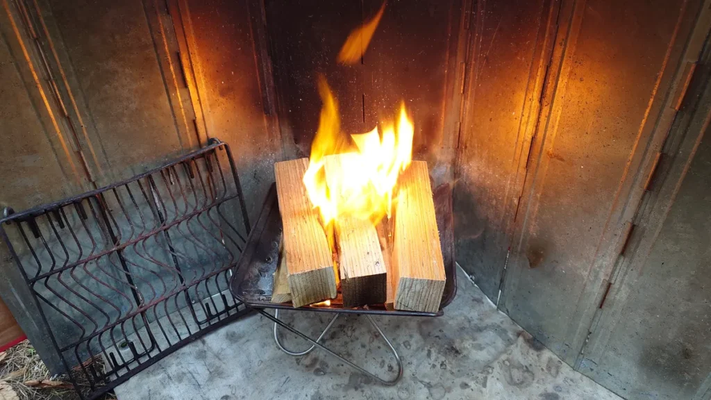 焚き火燃え始めた集成材