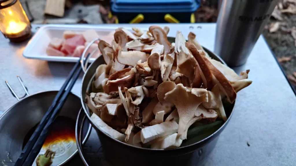 山盛りの鍋の具材のキノコ