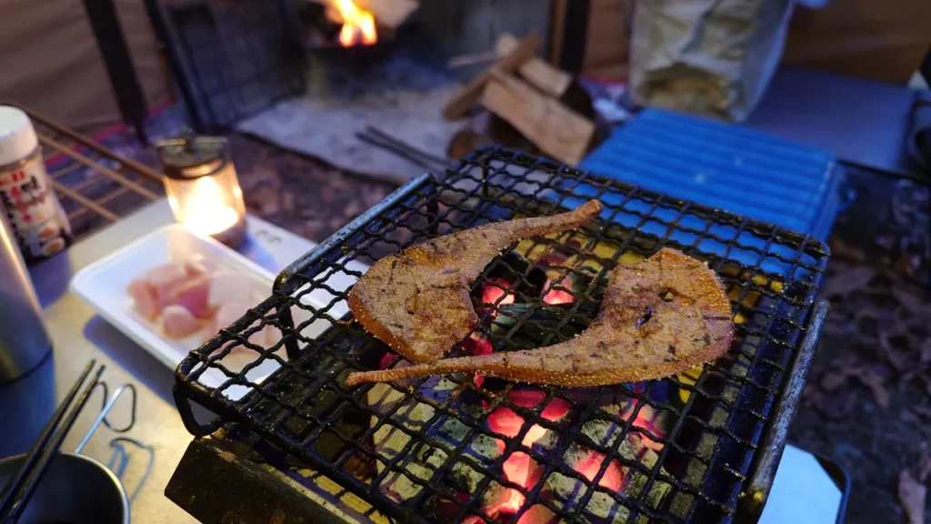 焼き上がった豚レバーの炭火焼き