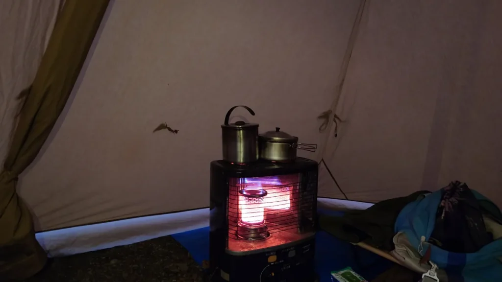 石油ストーブの上のヤカンと鍋