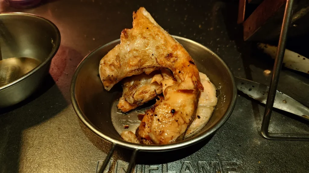 焼き上がったトラウトサーモンのカマ