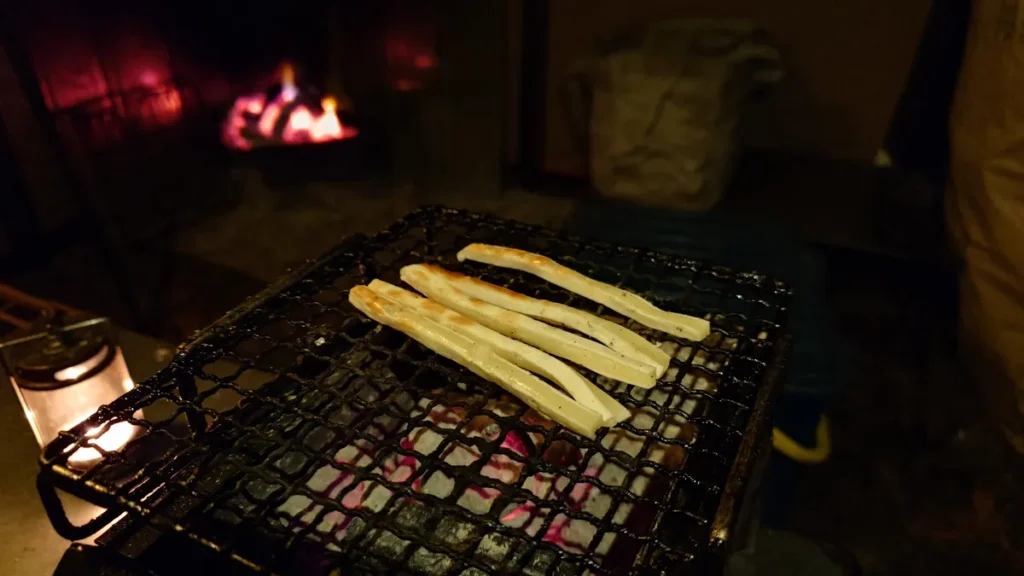 チータラを炭火であぶる