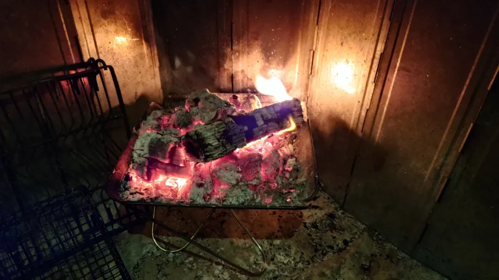 焚き火燃え尽きた薪