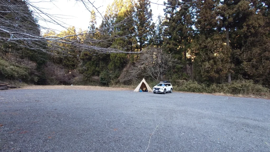 上増田温泉砦乃湯キャンプ場中央に設営したテントと愛車