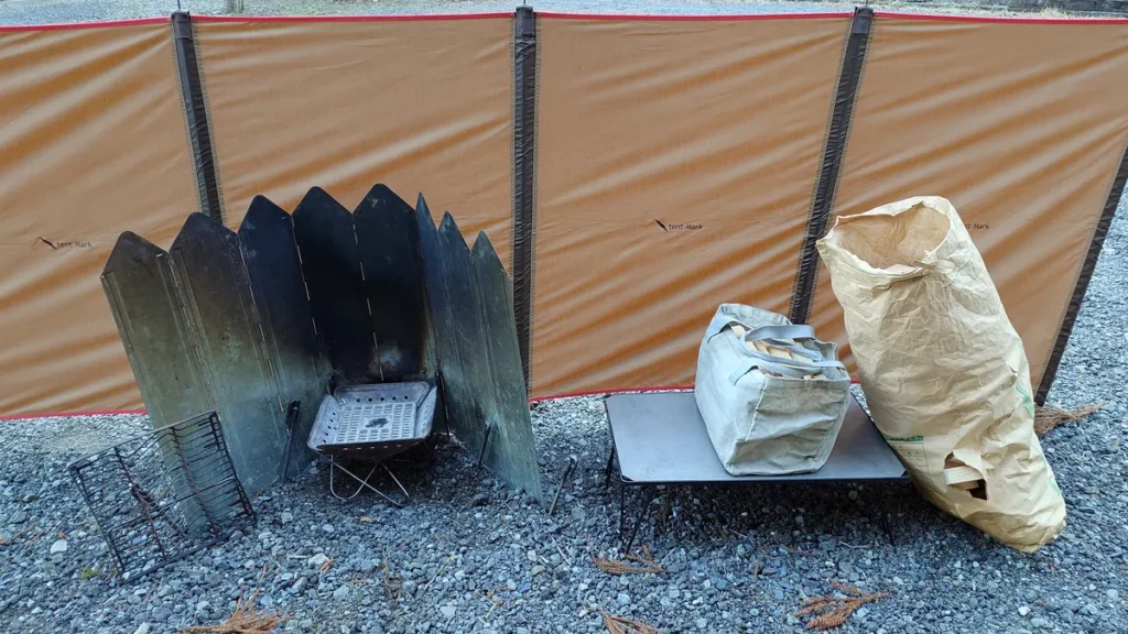 陣幕miniの内側の焚火台と薪