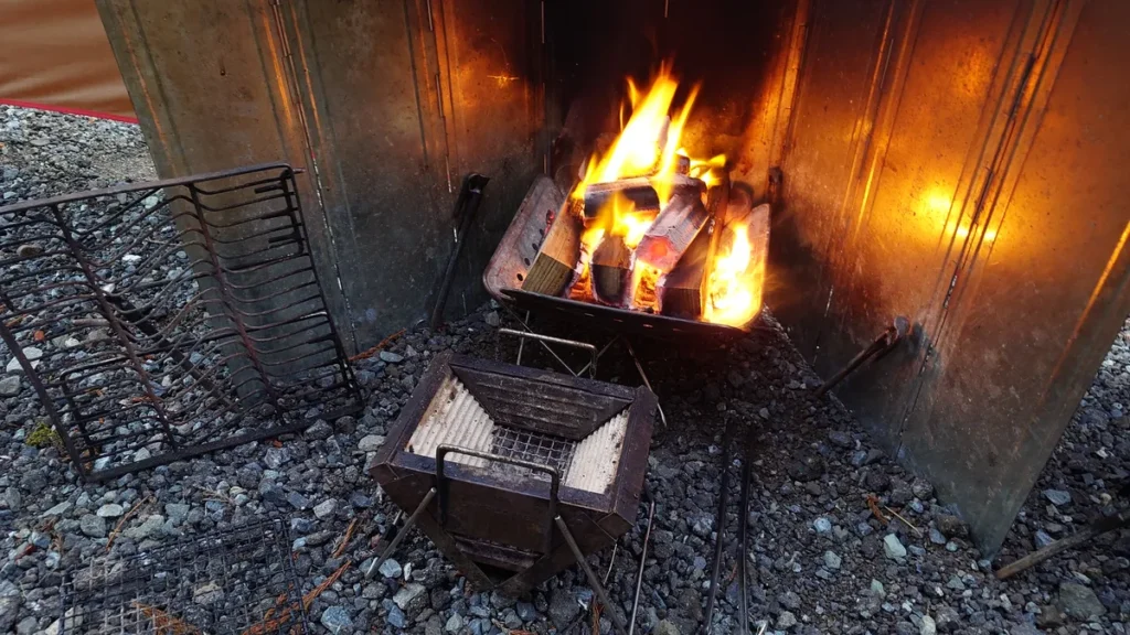 着火したオガ炭とユニセラmini