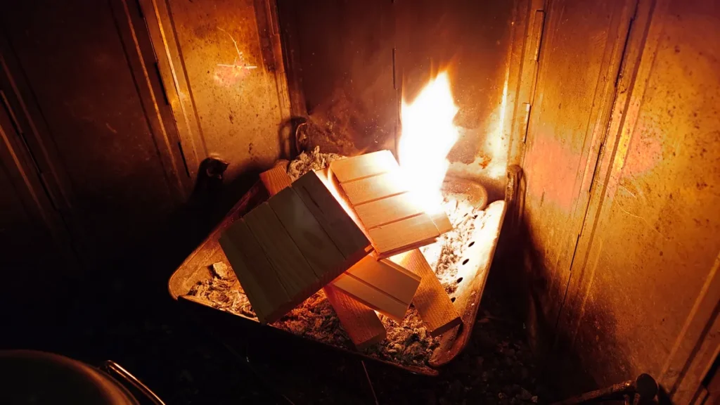 建築廃材で2度目の焚火スタート