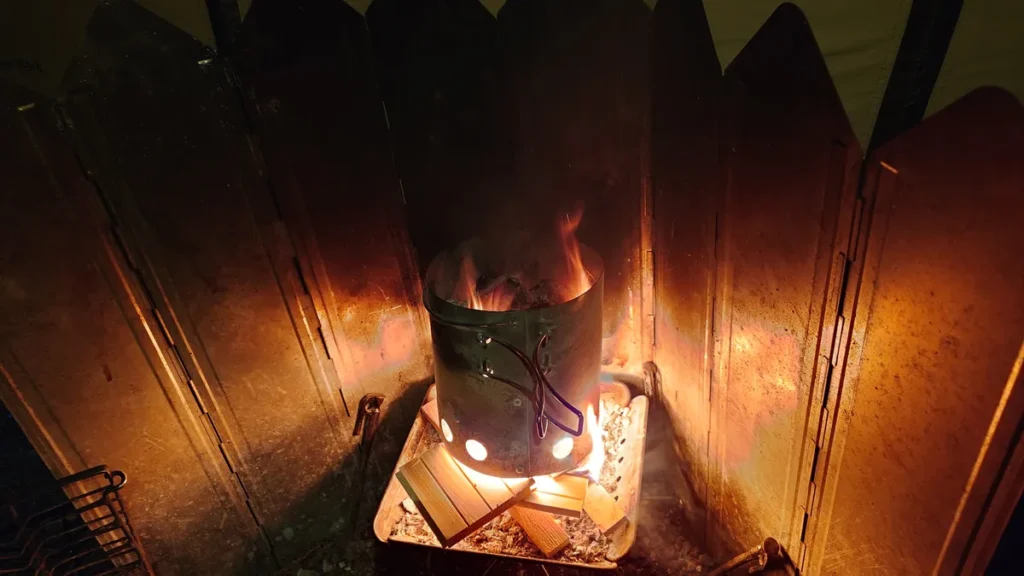 焚火を使っ火起こし器で炭火お越し