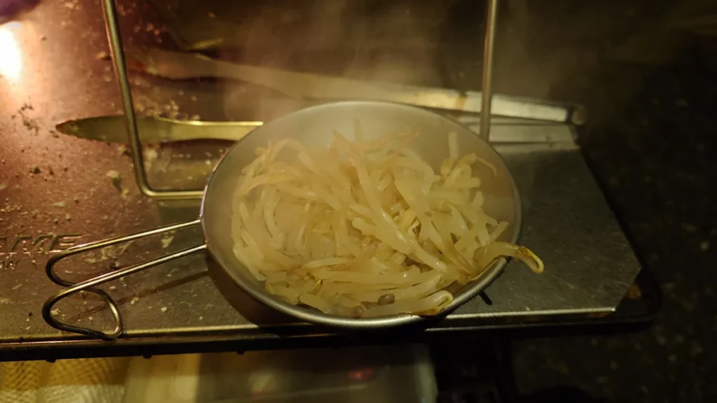 シェラカップによそったもやし鍋