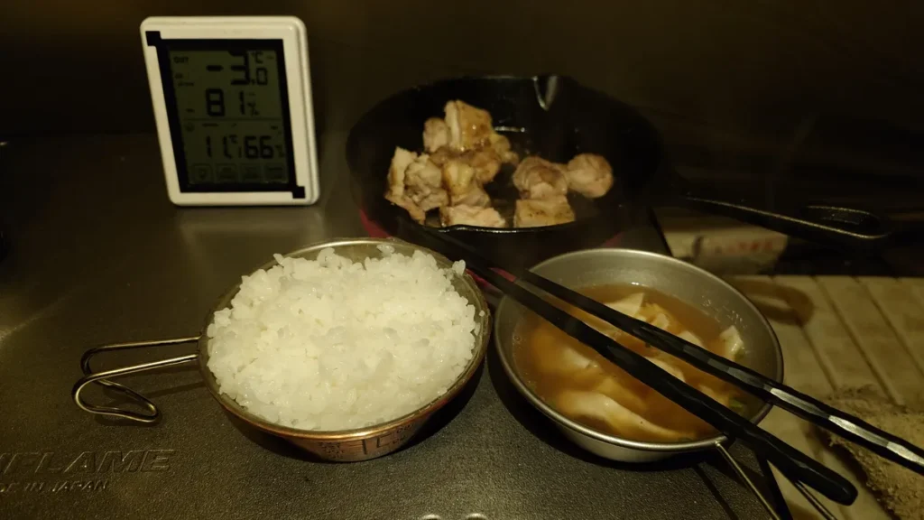 ご飯と鶏もも肉とワンタンスープの朝ご飯