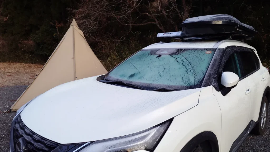 早朝霜が降りた車のフロントガラス