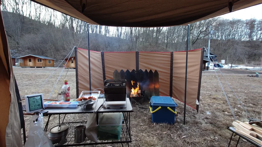 テント内に籠って焚火を眺める