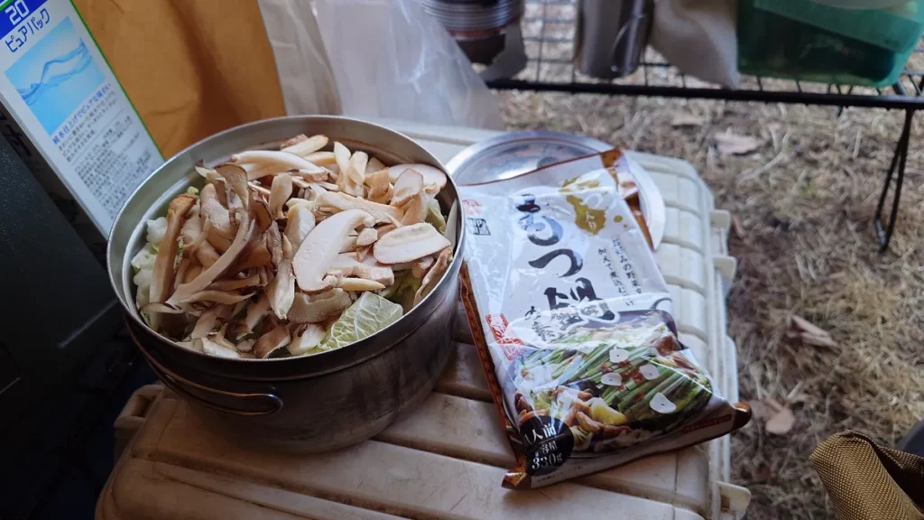 もつ鍋のレトルトパックとてんこ盛りの鍋の具材