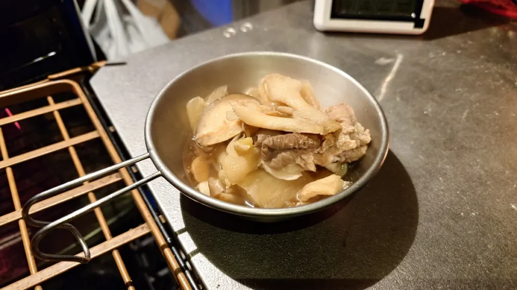 シェラカップによそったもつ鍋