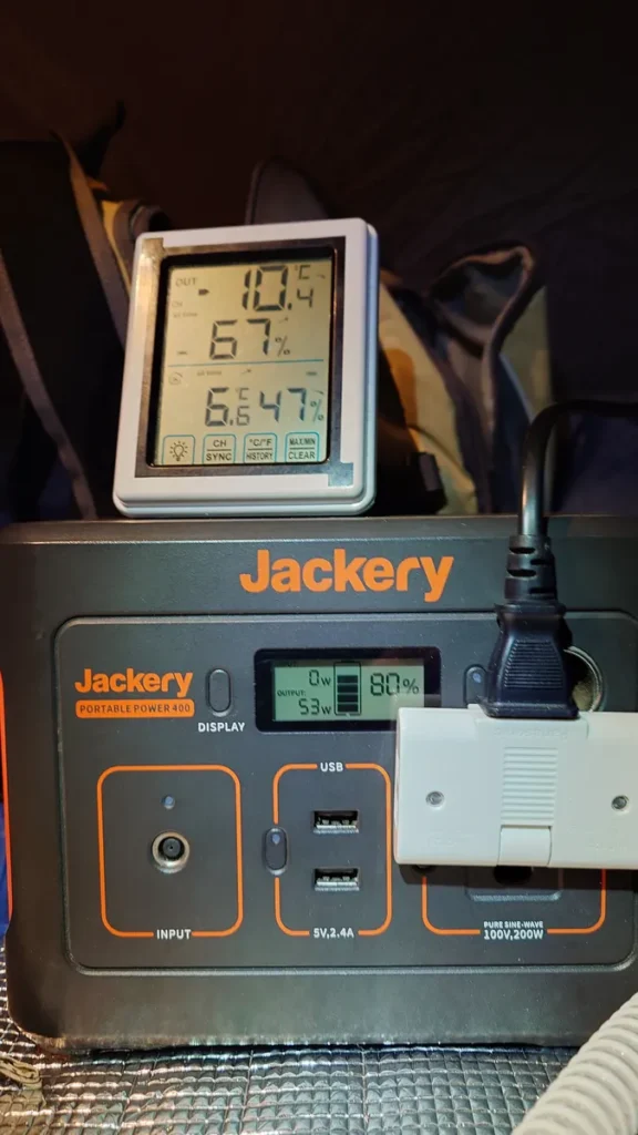 インナーテント内ポータブル電源と温度計