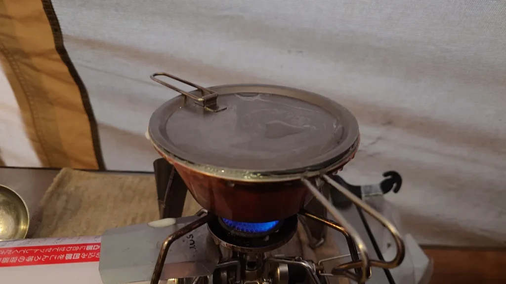 吹きこぼれるシェラカップ炊飯