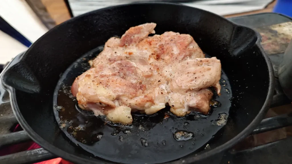スキレットで鶏むね肉の調理