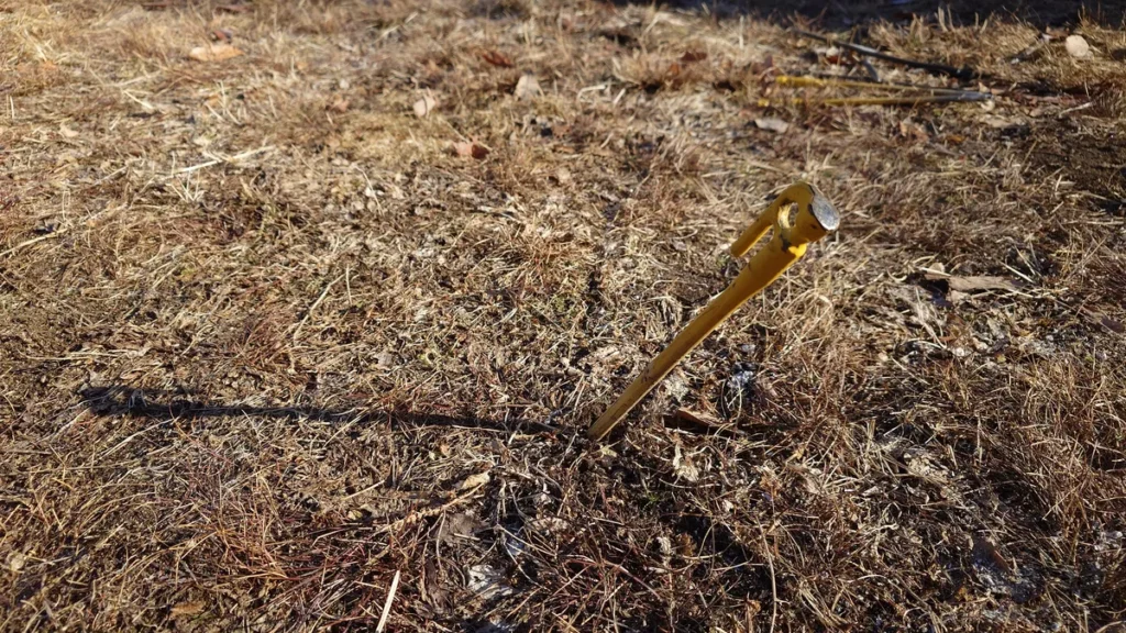 凍土でカチカチに固定されたペグ