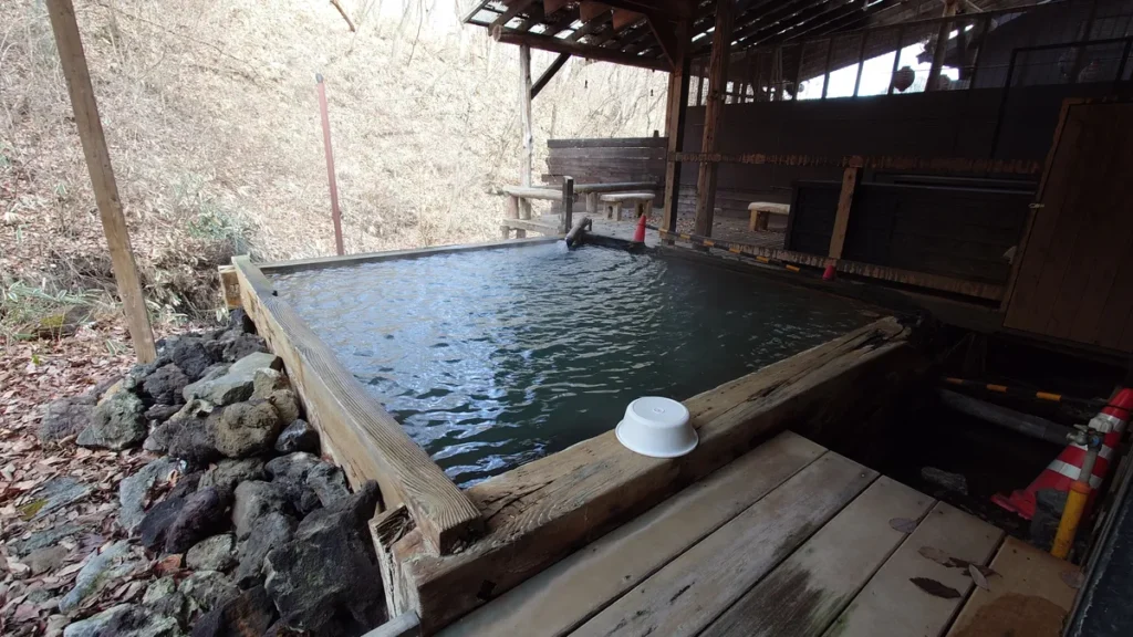 御所平温泉かくれの湯内湯から外湯へ