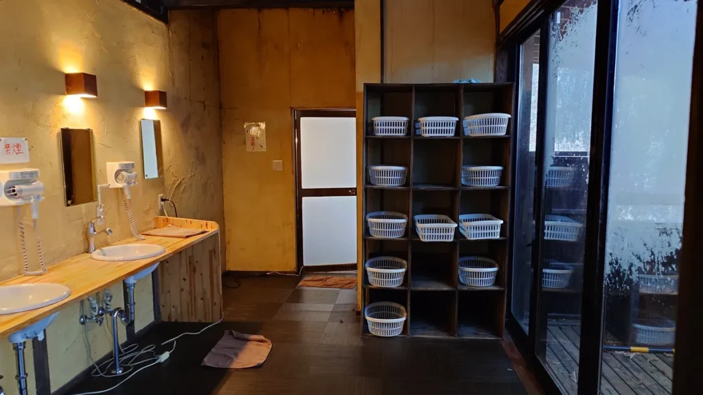 御所平温泉かくれの湯脱衣所