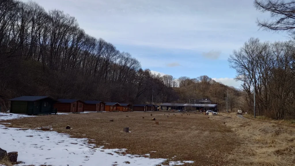 campfieldかくれの郷区画サイトからｍた管理棟方面