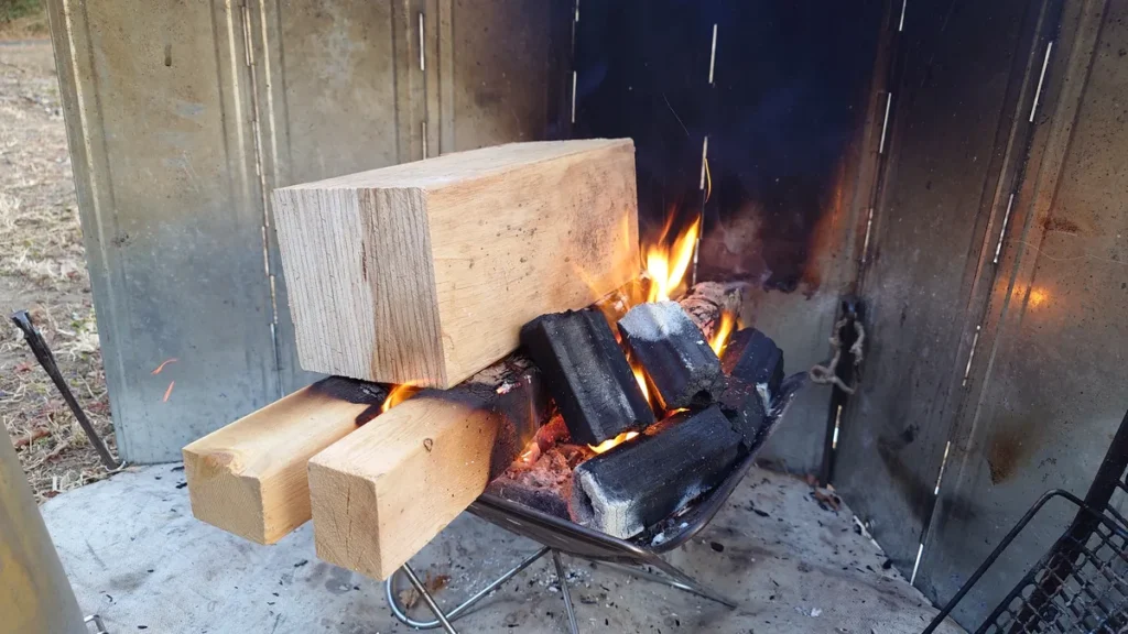 焚火台からはみ出す薪