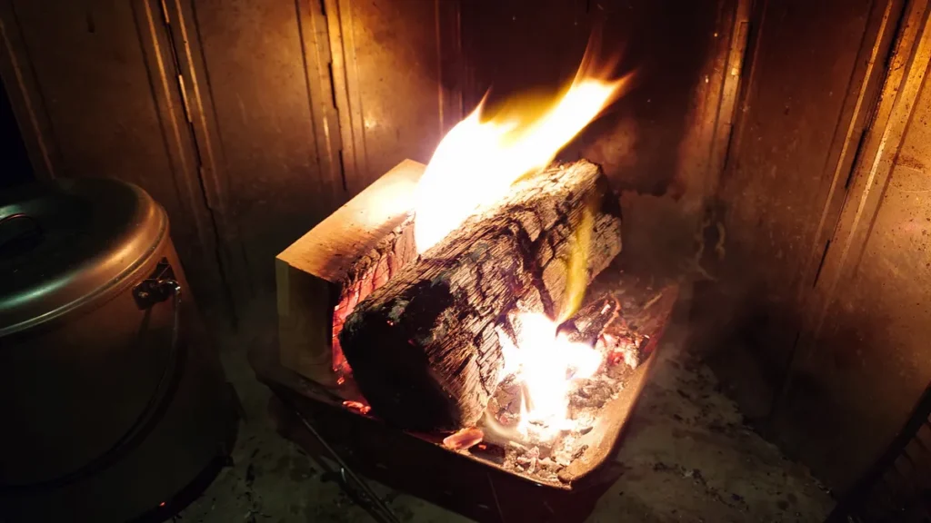 焚火台より大きい薪が燃え尽きる様子