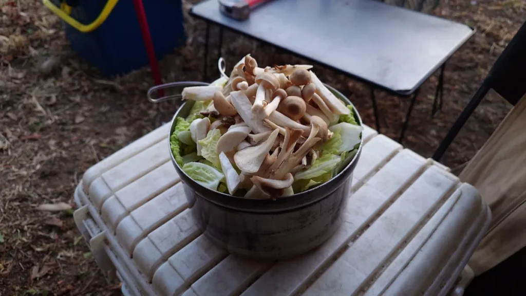 鍋からあふれ出す食材
