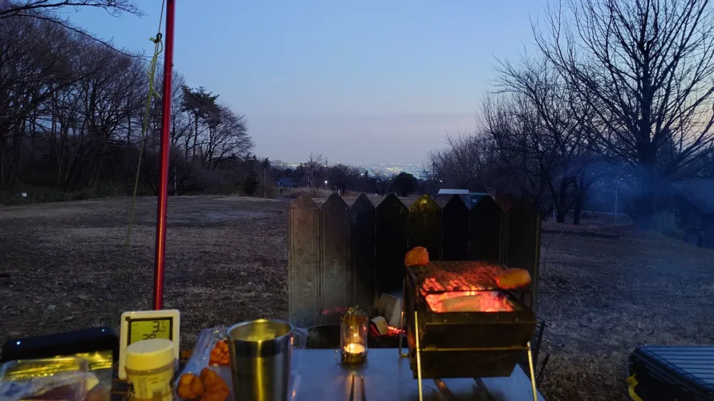 オートキャンプ場ナイトぶーあかぎ林間サイト暗くなりかけて夜景が見え始める