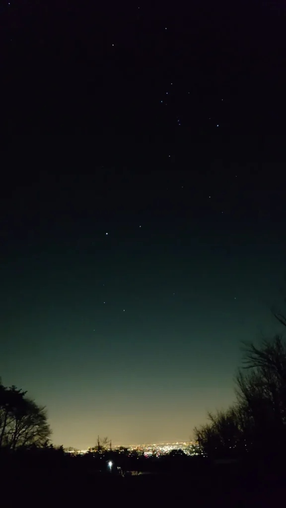 オートキャンプ場ナイトぶーあかぎ林間サイト夜景と冬の星座(オリオン座)