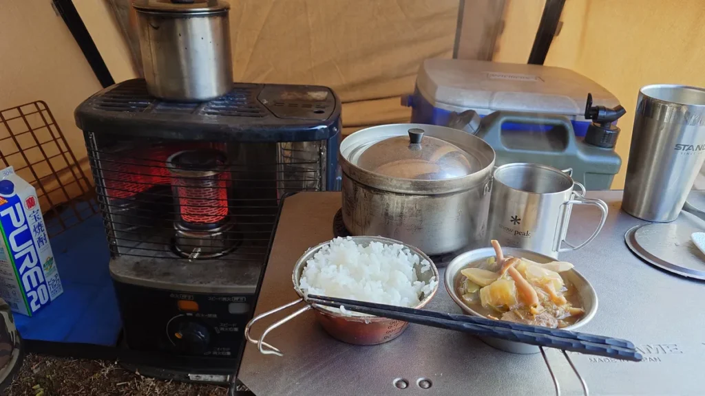 シェラカップで炊いたご飯ともつ鍋の残りで用意した朝食