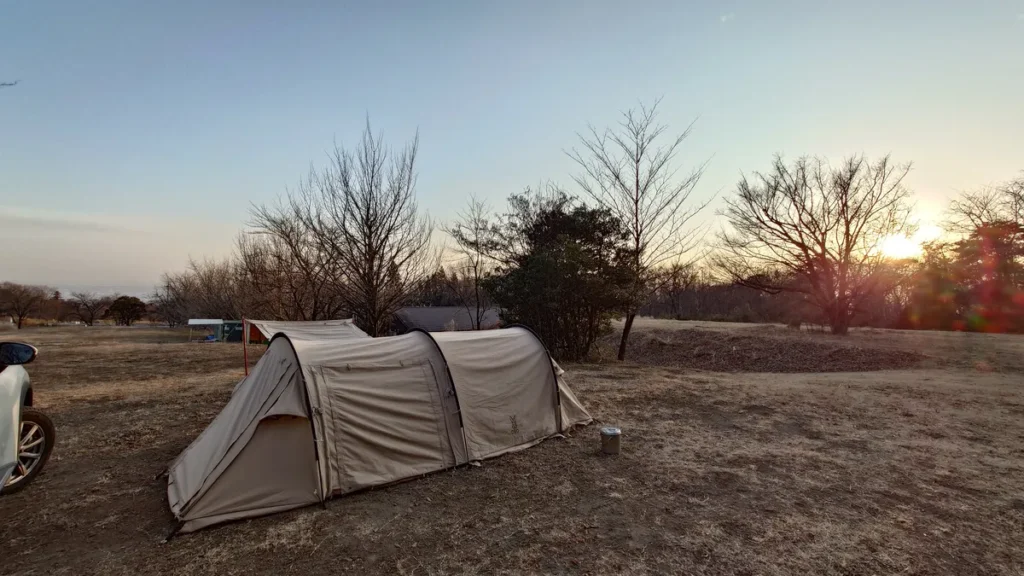 オートキャンプ場ナイトぶーあかぎ林間サイト林間サイトのテントと夕日