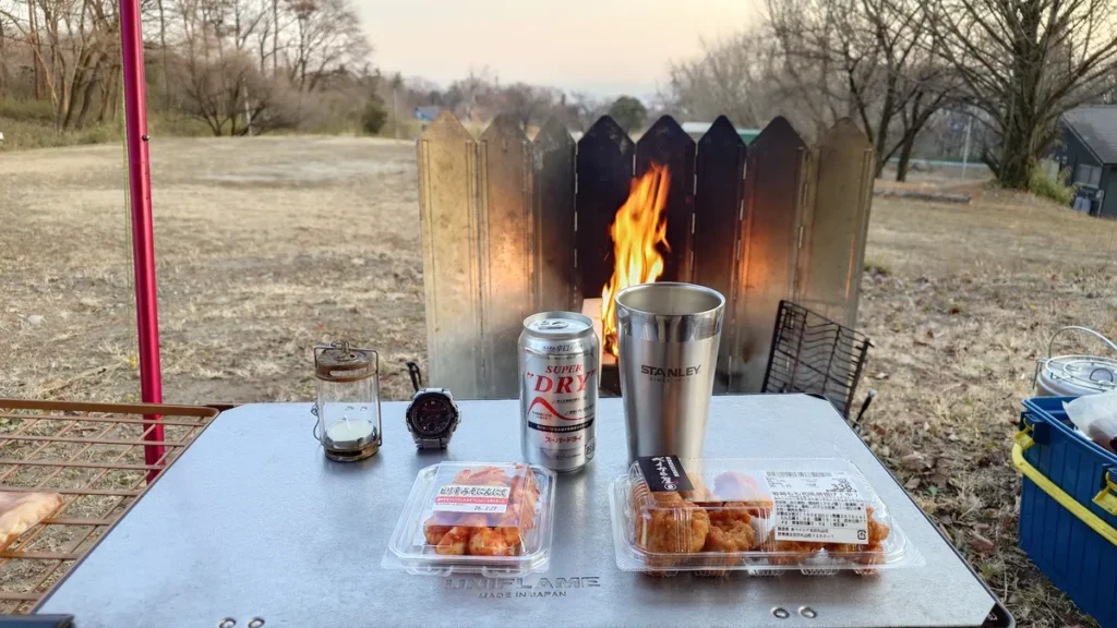 燃え上がる焚火の炎とビール