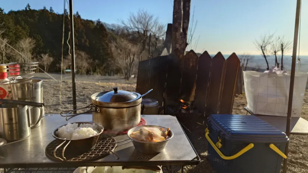 にこにこキャンプ下段サイトで景色を見ながらの朝食