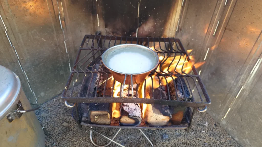 焚火でシェラカップ炊飯