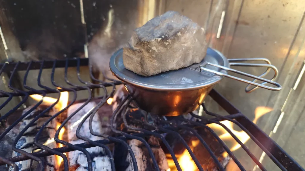 シェラカップの蓋に石を載せてみた