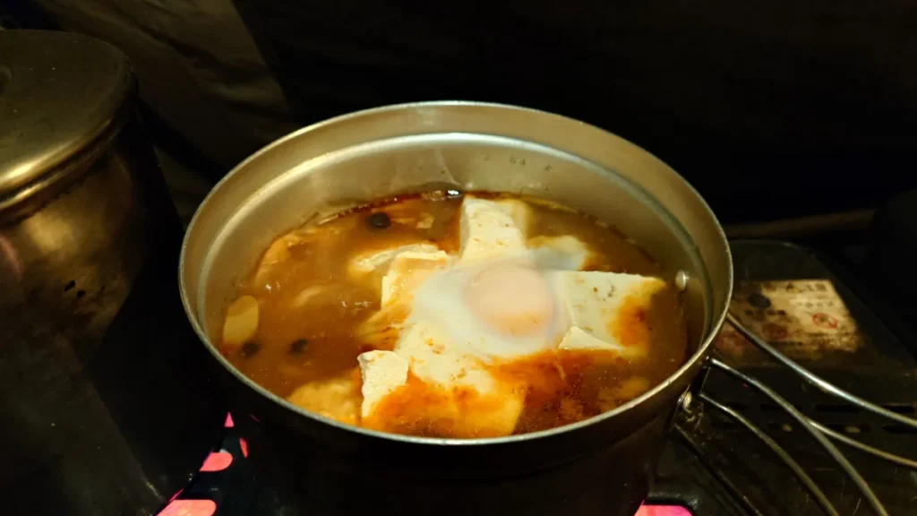 スンドゥブに卵投入