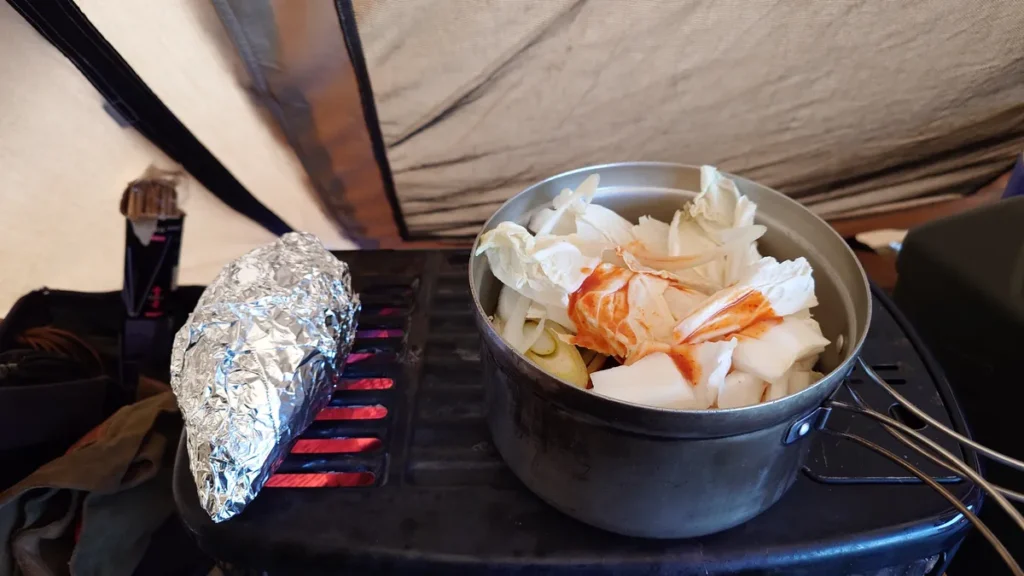 石油ストーブの上の焼き芋と鍋