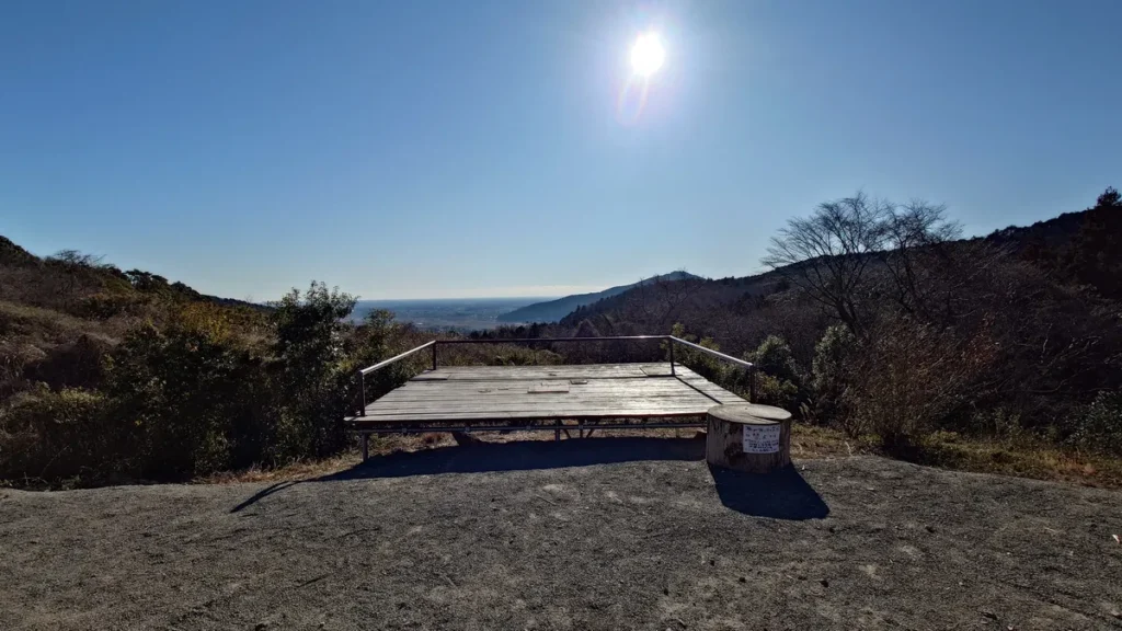 にこにこキャンプ下段サイトデッキ