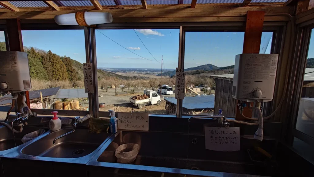 にこにこキャンプ管理棟内の炊事場からの見晴らし