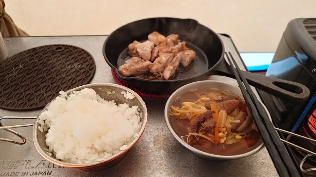ご飯と鶏もも肉ともつ鍋の朝ご飯
