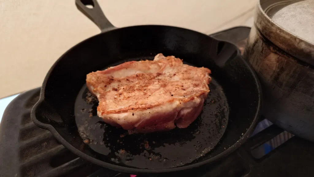 スキレットでカリカリに焼いた鳥のもも肉