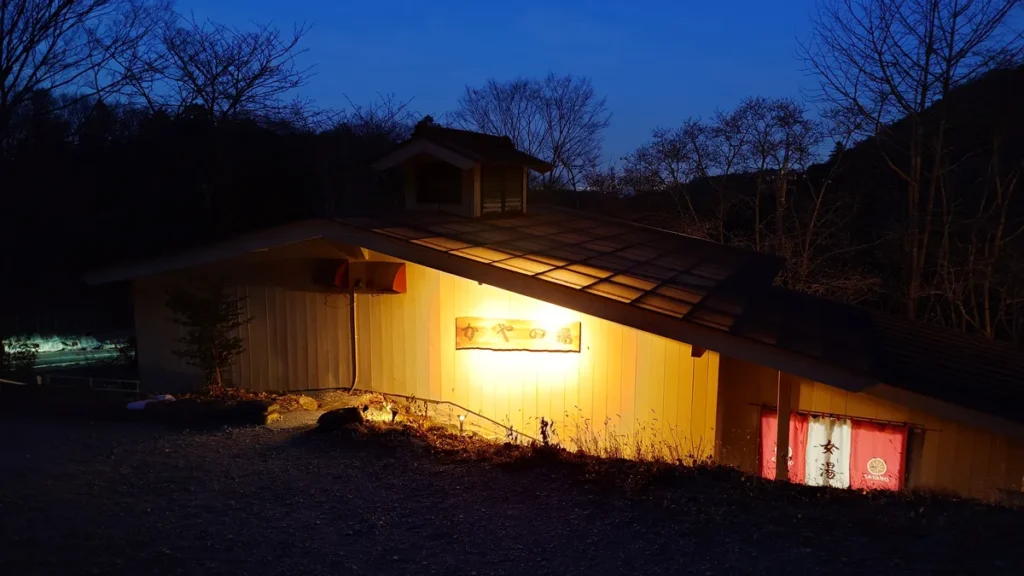 KAYANOcampground夜の風景岩風呂